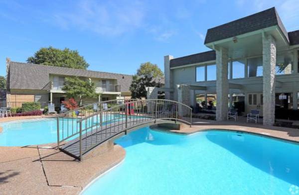 $970 / 2br - 1050ft2 - Extra Large Walk In Showers, Faux wood flooring, Gated Community63806193824001122