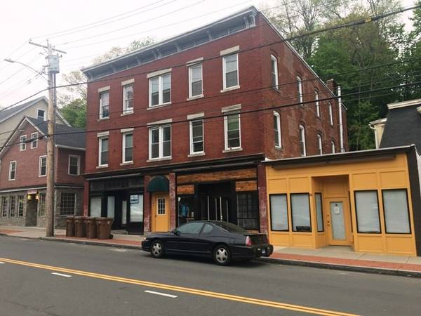 $1,250 / 1br - Downtown on Center Street.............AVAILABLE NOW!! (SHELTON)64010165388546120