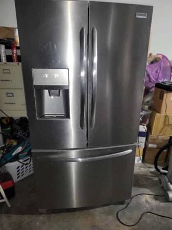 Like new!! FRIGIDAIRE FRENCH DOOR REFRIGERATOR  Delivery available for small fee 1