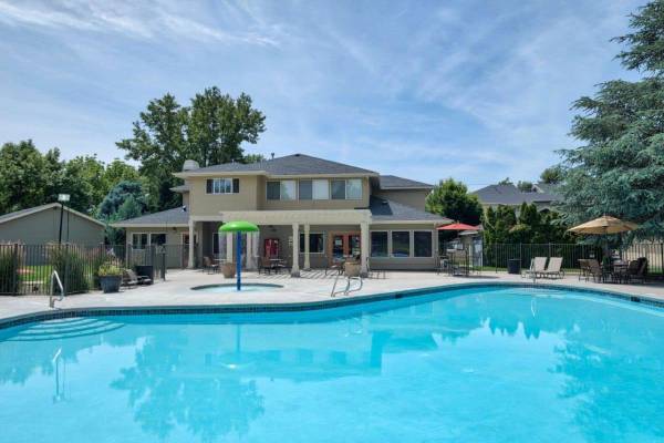 $1,740 / 2br - 962ft2 - Wood-Burning Fireplace, Aqua Play Area, Package Lockers (Boise Idaho)63981533113346121