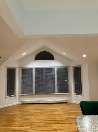 $2,600 / 2br - 2BR cerca del LIRR, cocina RENOVADA/con DISHW, baño de mármol RENOVADO, piso de MADERA, LL ausente (Bayside cerca de NORTH Flushing y Whitestone)64033629795841122