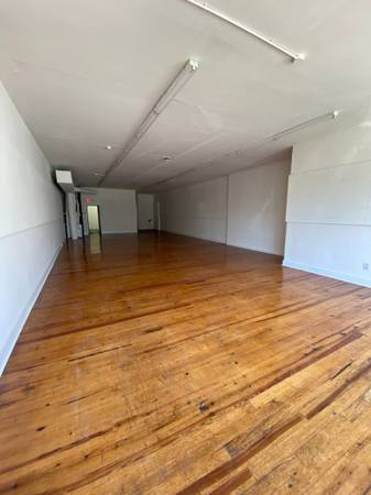 $1,100 / 1500ft2 - Espacio comercial/oficina/estudio en Midtown $1,100/mes en N. Watkins (Crosstown/Midtown/Evergreen)63761764294019123