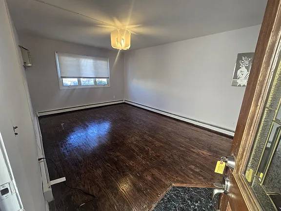 $2,300 / 2br - 800ft2 - no fee 2bedroom 1bath 800sq one car parking included by owner $2300 (midland beach)63874742191617122