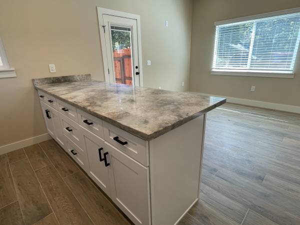 $2,600 / 2br - Casa contemporánea recién construida frente al centro comercial Pacific Market (sebastopol)63880018716803123