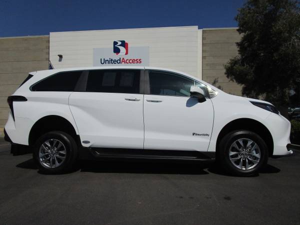 //ACCESIBLE EN SILLA DE RUEDAS 2025 TOYOTA SIENNA HÍBRIDO CON RAMPA DE ACCESO TRASERA// - $68,395 (KEARNY MESA)63470051614081124