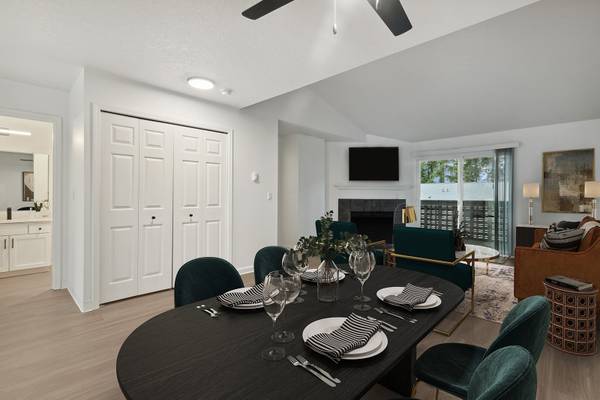 $1,935 / 2br - 978ft2 - One month free! Bright living space, nearby trails, private balcony (Portland, Beaverton, Tigard, Murray Hill)63956504585858121