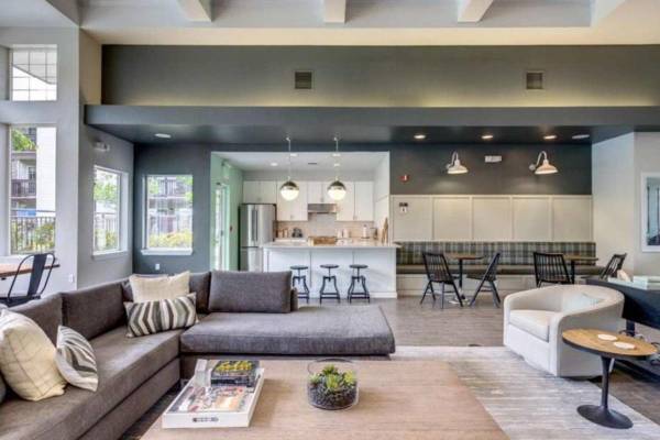 $2,499 / 2br - 913ft2 - Piscina al aire libre con burbujas + piscina infantil - ¡Diversión para todos! (Bothell)63688443862145124
