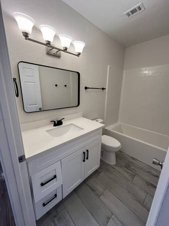 $1899.00 / 2br - 950ft2 - Fully rennovated and updated cute and cozy home63906680869123122