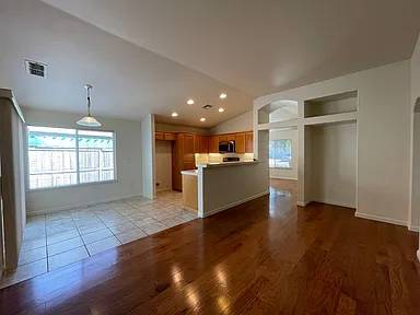 $2,645 / 3br - 1353ft2 - A single charming home on the East side of Elk Grove (Elk Grove)64043838491778123