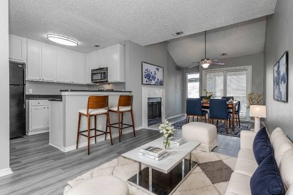 $1,280 / 2br - 925ft2 - Dishwasher, Built in Bookshelves, Electronic Thermostat (9707 Walnut Hl Ln, Dallas, TX)63796555431169123