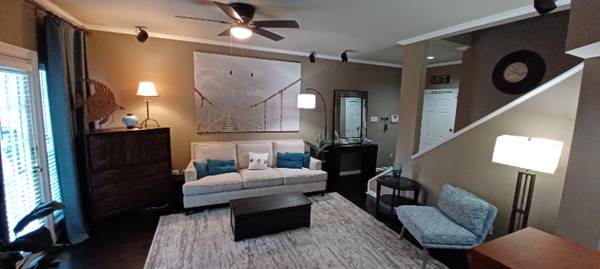 $2150.00 / 2br - 1206ft2 - Fully Furnished Townhome Near Addison with Garage!63796578681219122
