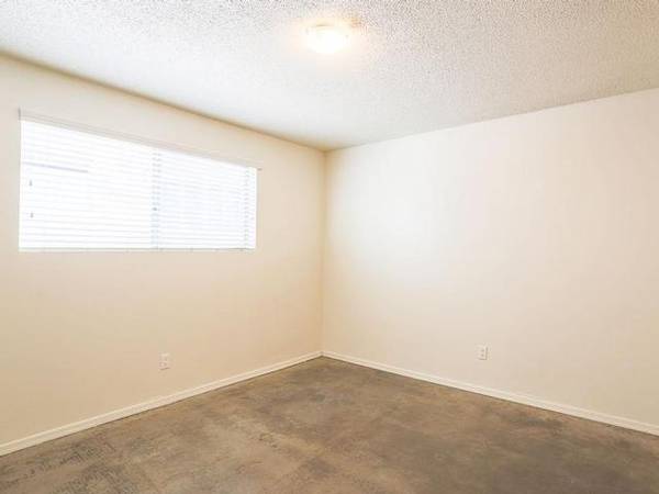 $1,200 / 1br - 525ft2 - Covered Parking, Secure Courtyard Entry, Newly Remodeled Pool64024994007555120
