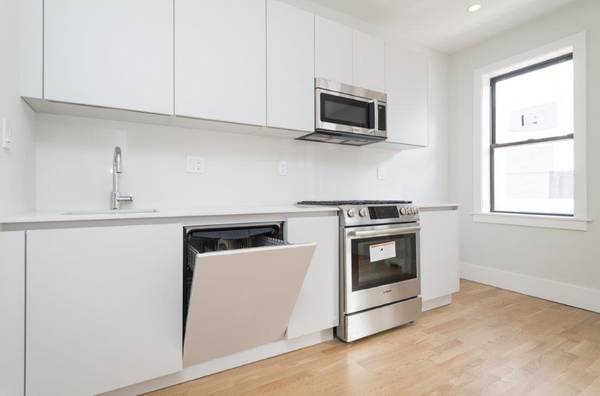 $2,900 / 2br - Brighton 2 Bed/1 Bath Apartment | Elko St (Brighton)64213545373955122