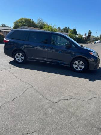 Furgoneta Toyota Sienna - $29,000 (santa rosa)63478441600513121