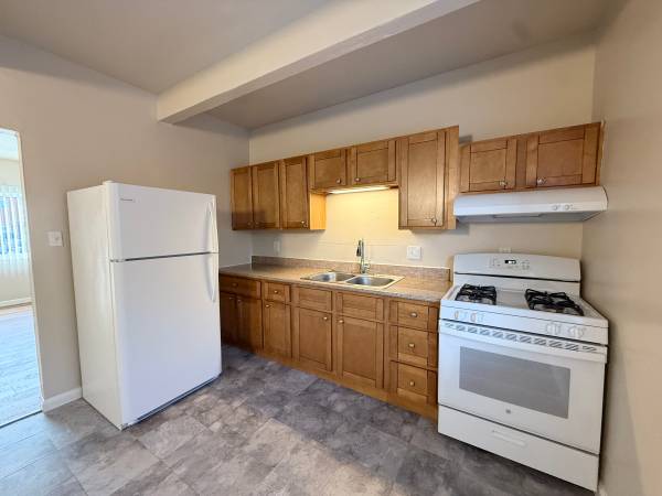 $2,295 / 2br - 900ft2 - Renovated Townhouse - Gated and Secure Community - Private back patio! (hayward / castro valley)64049799624577121