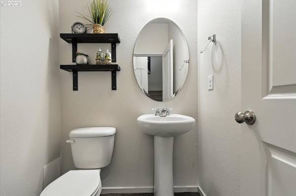 $444,900 / 3br - 1517ft2 - Better Than New! LVP Floors, Quartz Kitchen, Office w/ Built-ins (Vancouver)64297999289603123