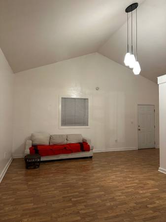 $1,950 / 2br - Cabaña amplia con ático (emeryville)63946807182979124