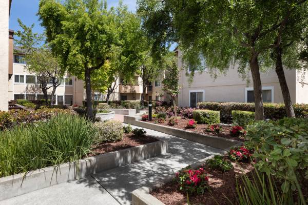 $2,831 / 2br - 923ft2 - En Hayward, Salón residencial, 2/hab (hayward / castro valley)63622983276033122
