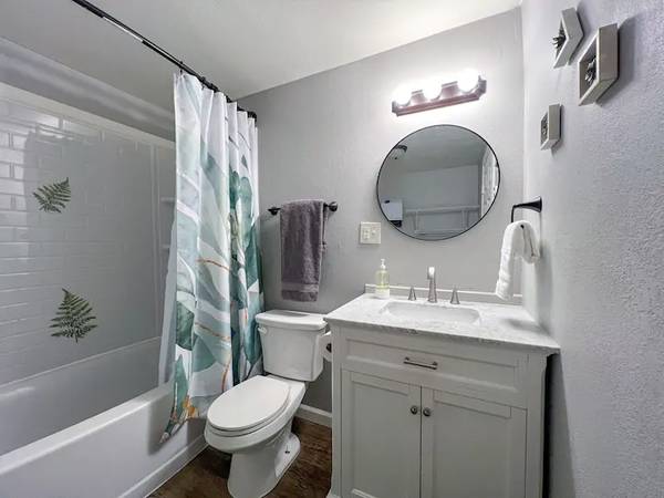 $2,800 / 3br - House/Hot tub and Fire pit on Quiet and Peaceful 1 Acre of Land (Ferndale)63920959630467123