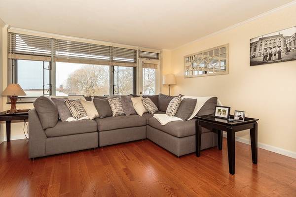 $2,650 / 2br - 748ft2 - For Rent No Fee: Beautiful 2-bed 1-bath heat/water included w parking (Belmont)63856229572609120