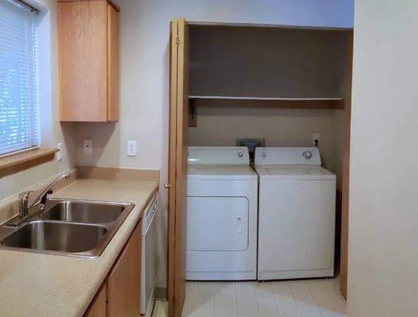 $1,550 / 2br - Spacious 2 Bed | Suburban, Family-Friendly Loc + Dogs & Cats Welcome (East Portland)63914740112386122