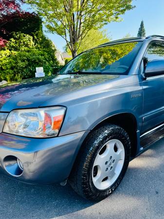 Toyota Highlander 4WD 2005 V6 - $5,900 (Kirkland)63624398685697121