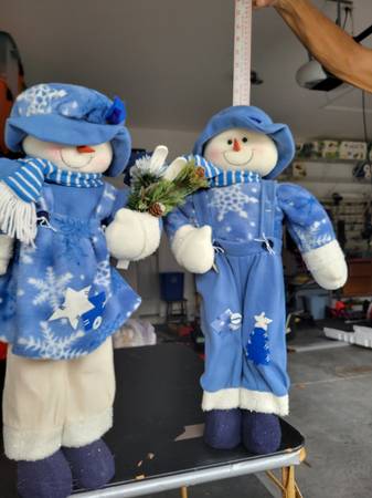 Vintage snowmen matching couple. Stands at about 30 inches tall 1