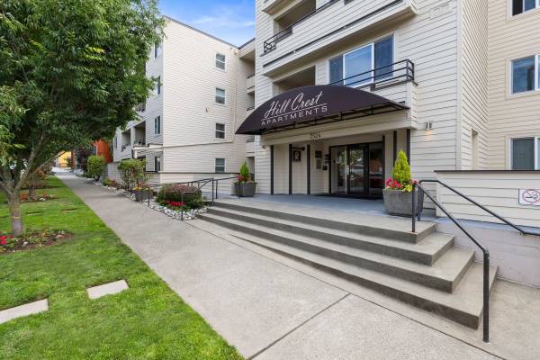$1,650 / 1br - 500ft2 - Renovated 1st Floor 1-Bedroom with Oversized Patio (West Seattle)63929300582019123
