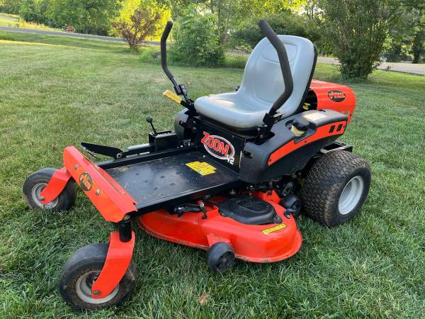 Ariens Zoom 42 zero turn riding mower lawn tractor, 42” deck. 1