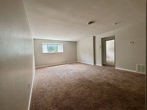 Spacious✔️Updated✔️Convenient✔️Call Today✔️ 1