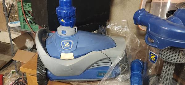 Zodiac pool vacuum and leaf catcher 1