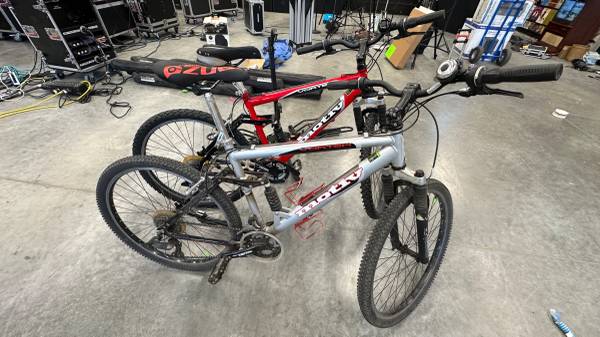 (2) MOTIV Vorteh/Vortex mountain bikes with hitch carrier 1