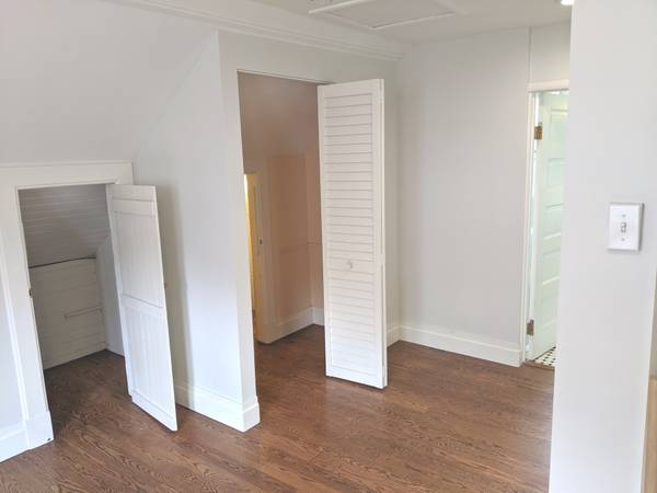$2,800 / 1br - 455ft2 - Cute Attic Style Unit with City View and Lots of Closets! (San Francisco)63880129211139122