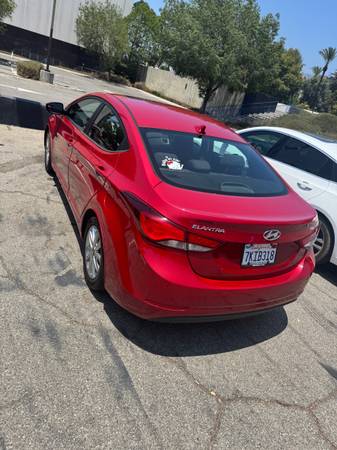 Hyundai Elantra 2015 - Pocos kilómetros (28k) - $13,000 (Burbank)63618219799939124