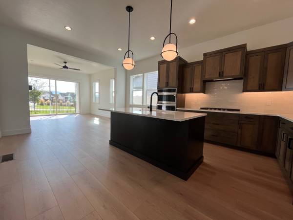 $2,995 / 3br - 2223ft2 - 9 month lease with option to renew! (Eagle)64205430949377121