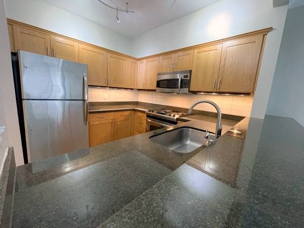 $2,250 / 1br - 760ft2 - 1BR 1BA apt, Generous cabinets & closets, Modern kitchen, W/D inside (Seattle, Belltown, Downtown)63808131203843121