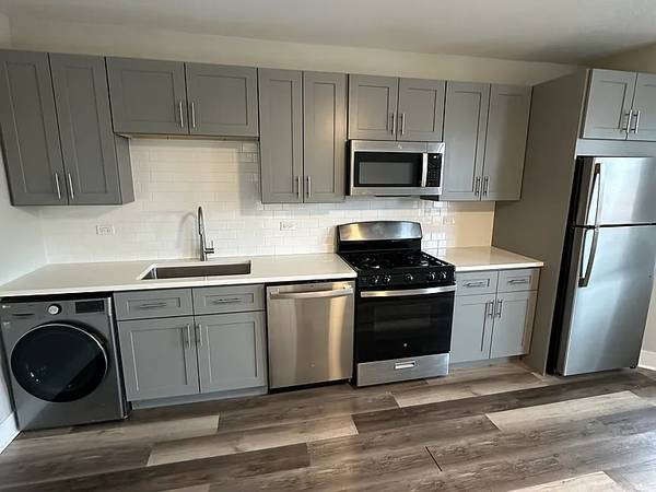 $600 Bright 1 Bedroom Apartment ~ Close To Everything! (Glencoe, IL)63688333774209120