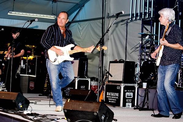 Looking for Bassist and Rhythm Guitarist 1