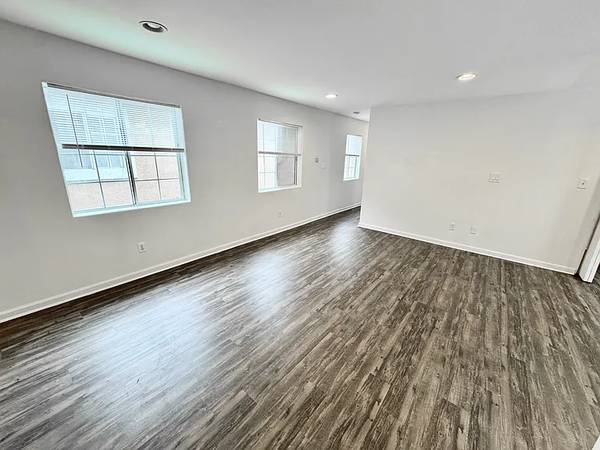 $1,639 / 3br - 1085ft2 - Spacious & newly renovated units in South Los Angeles (Los Angeles,CA)64035737863297122
