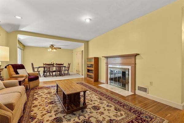 $879,000 / 3br - Spacious Ranch: Tranquil Setting, Gleaming Hardwood, Gorgeous Sunroom64294929447809123