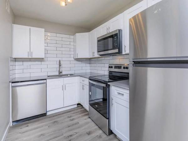 $1,349 / 2br - 948ft2 - Comunidad fantástica, recién remodelada, pisos estilo madera64024998973314123