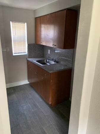 $1,895 / 2br - 1900ft2 - 3318 NW 50 Street (Miami)64051005249667123