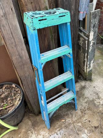 4’ Fiberglass Ladder 1