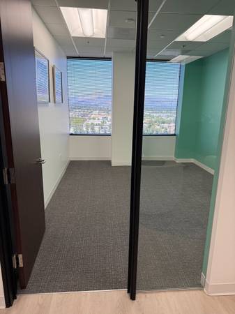 $1.795 / 170 pies² - Oficina privada con ventana y espacio compartido en alquiler - $1.795 por mes (Woodland Hills)63368760000769121