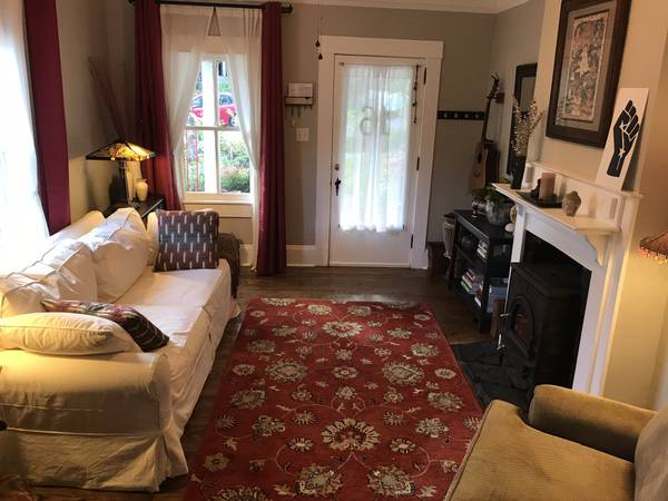 $1,700 / 2br - 900ft2 - December through February - BEAUTIFUL 2BD/1 BA house near downtown (North Asheville)64029210210819124