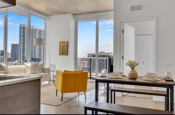 $3,200 / 2br - 791ft2 - Open Floorplan Downtown 2bd in High-Energy Building! (Centro- Downtown)64001848341506120