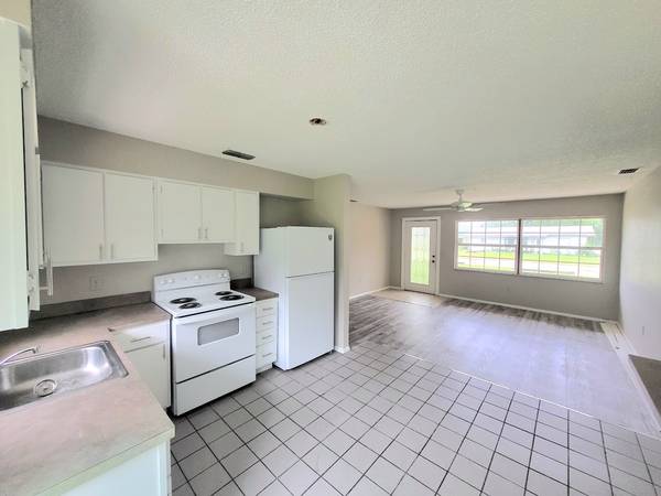 $1,600 / 3br - Newly Renovated 3 Bed Home on Large Lot and FENCED YARD (Belleview)63693502302849121