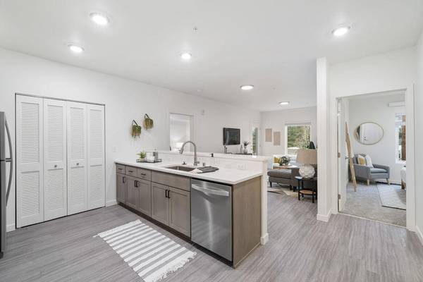 $2,125 / 2br - 896ft2 - Armarios de Madera, Espacio Amplio de Almacenamiento, Closets de Paso (Camas)63831252140673122