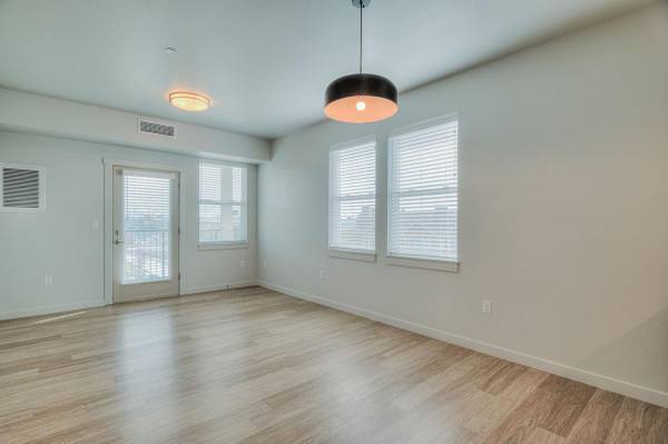 $2,100 / 2br - 1295ft2 - Encimeras de cuarzo, sala de juegos, bañera de hidromasaje, conserjería de paquetes las 24/7 (Redmond, Oregon)63839293711489122