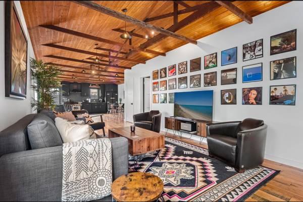 $2,050 / 1br - 1bedroom Bungalow, right off Abbott Kinney BLVD, in the heart of Venice Beach, (Venice)63876484798723120